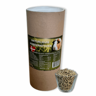 1,2 kg marsvinefoder leveres i et kvalitetstestet gnavesikkert rør som kan marsvinet kan bruge til skjul og til at lege med.